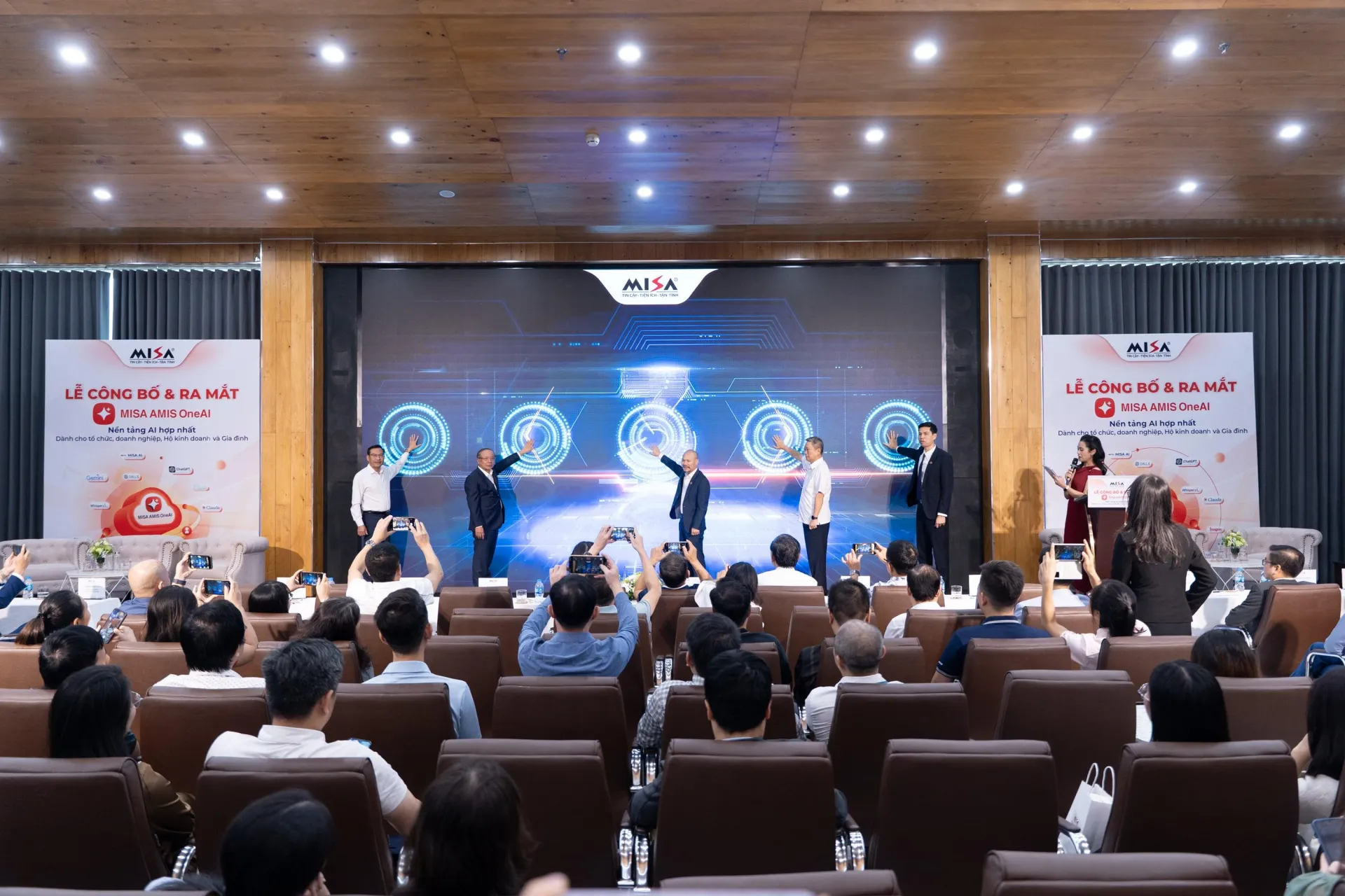 Các đại biểu tham dự nhấn nút chính thức ra mắt ứng dụng...