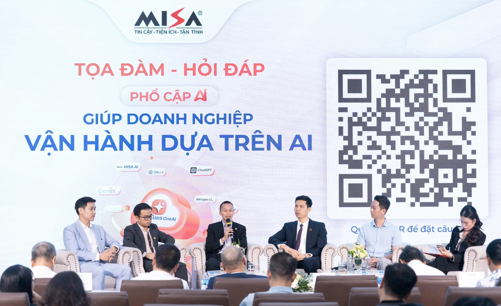 Các đại biểu là chuyên gia công nghệ, AI tham gia tọa đàm trao đổi trả lời các hỏi đáp của đơn vị, cá nhân.