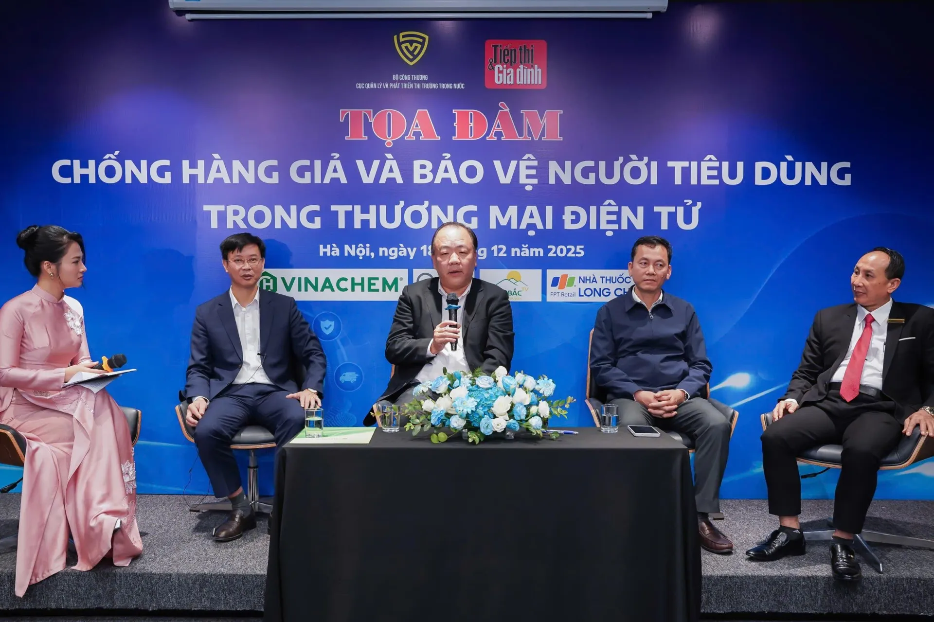 Các khách mời tại toạ đàm anh-thum-1523