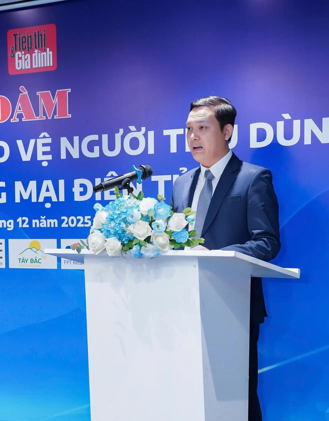 Nhà báo Hoàng Vững, Tổng Biên tập Tạp chí Tiếp thị & Gia đình phát biểu khai mạc. tbt-1111
