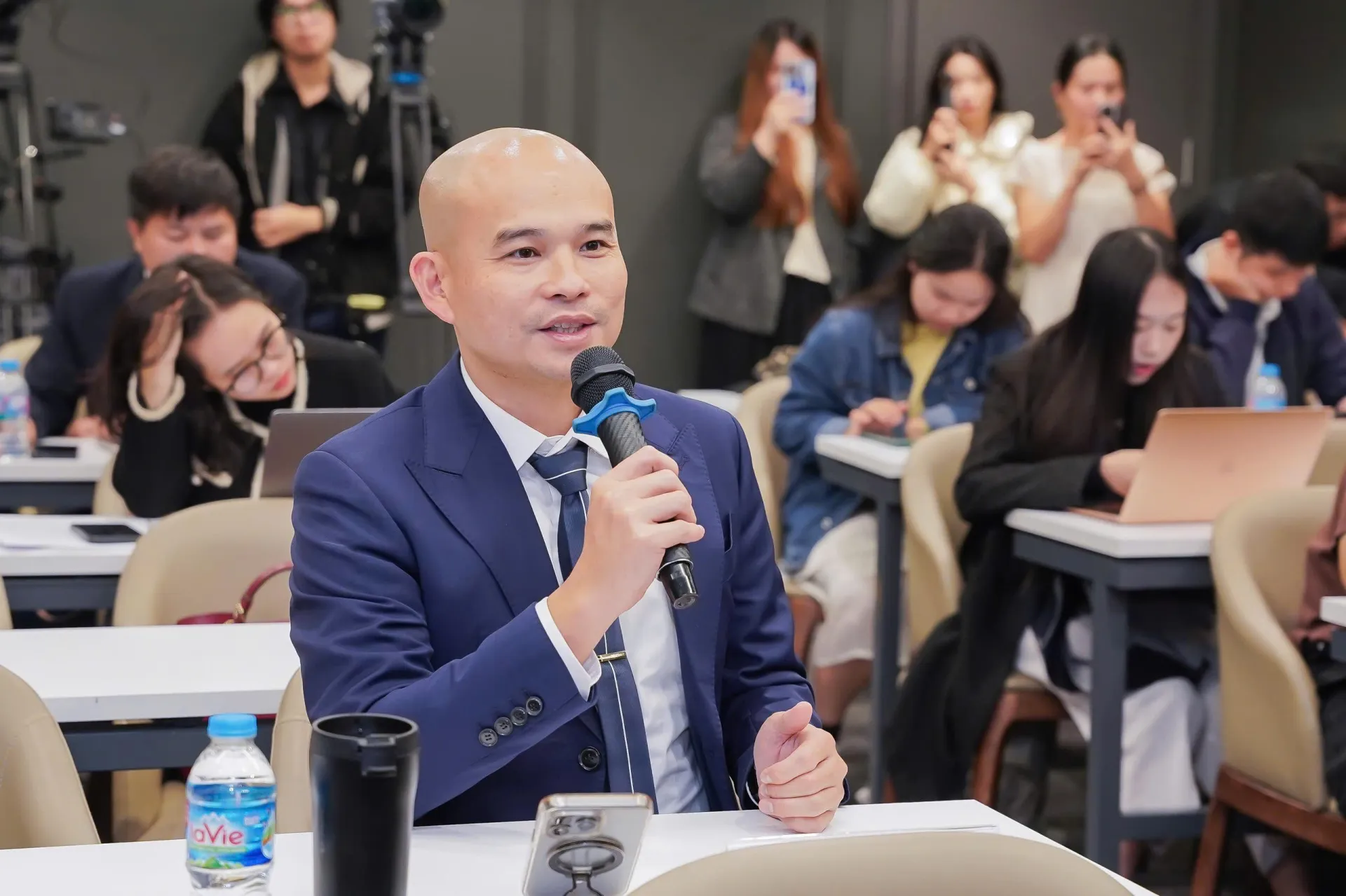 Ông Hà Tiến Dũng, Chủ tịch Tập đoàn Tây Bắc TV chia sẻ tại tọa đàm thi-1413