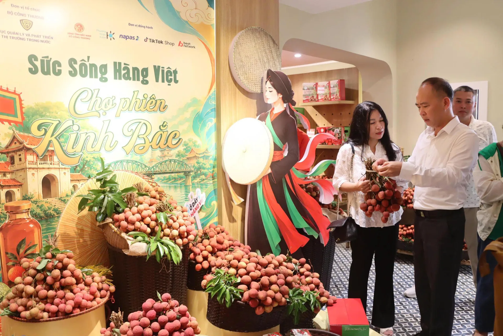 Vải đầu mùa, sâm Núi Dành, trà hoa vàng đồng loạt về Hà Nội: Người tiêu dùng có thêm địa chỉ mua sắm nông sản chuẩn VietGAP, giá ưu đãi