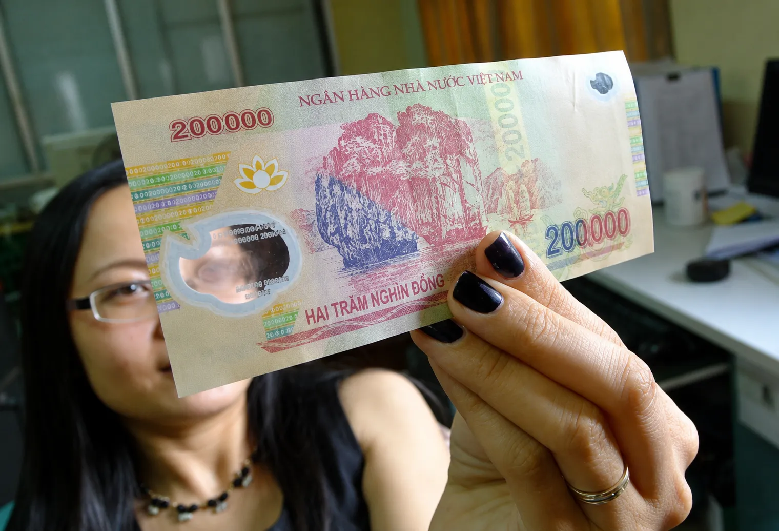 Người dân đặc biệt cảnh giác: Tiền giả nay công phu và khó phân biệt hơn nhiều