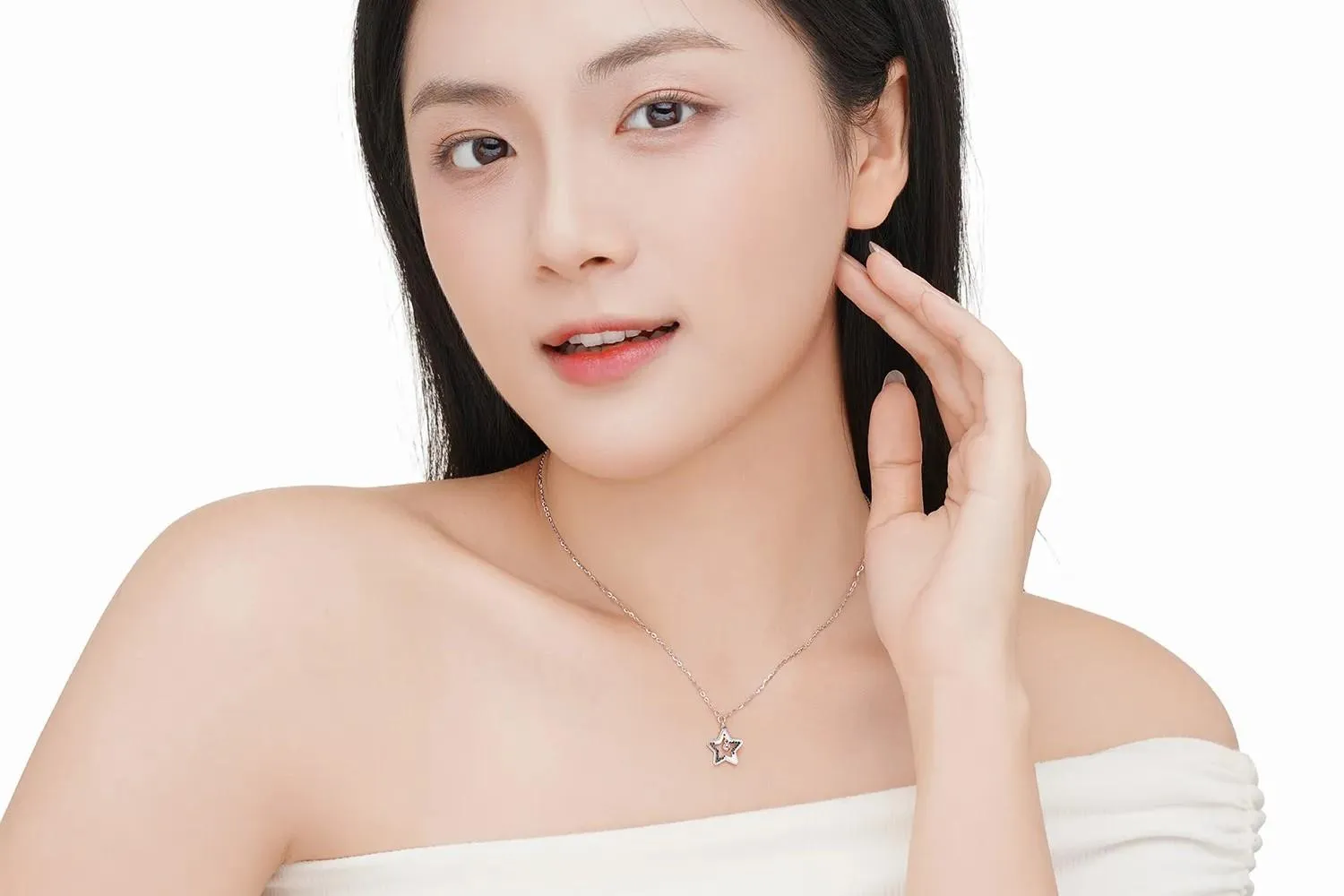 Đeo dây chuyền bạc nhiều năm, không ít người vẫn tin một quan niệm sai lầm