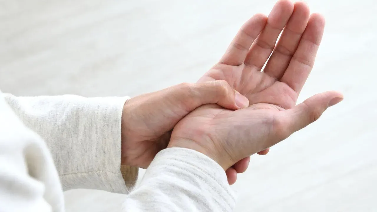 Bàn tay bỗng xuất hiện dấu hiệu này, đi khám ngay kẻo không kịp