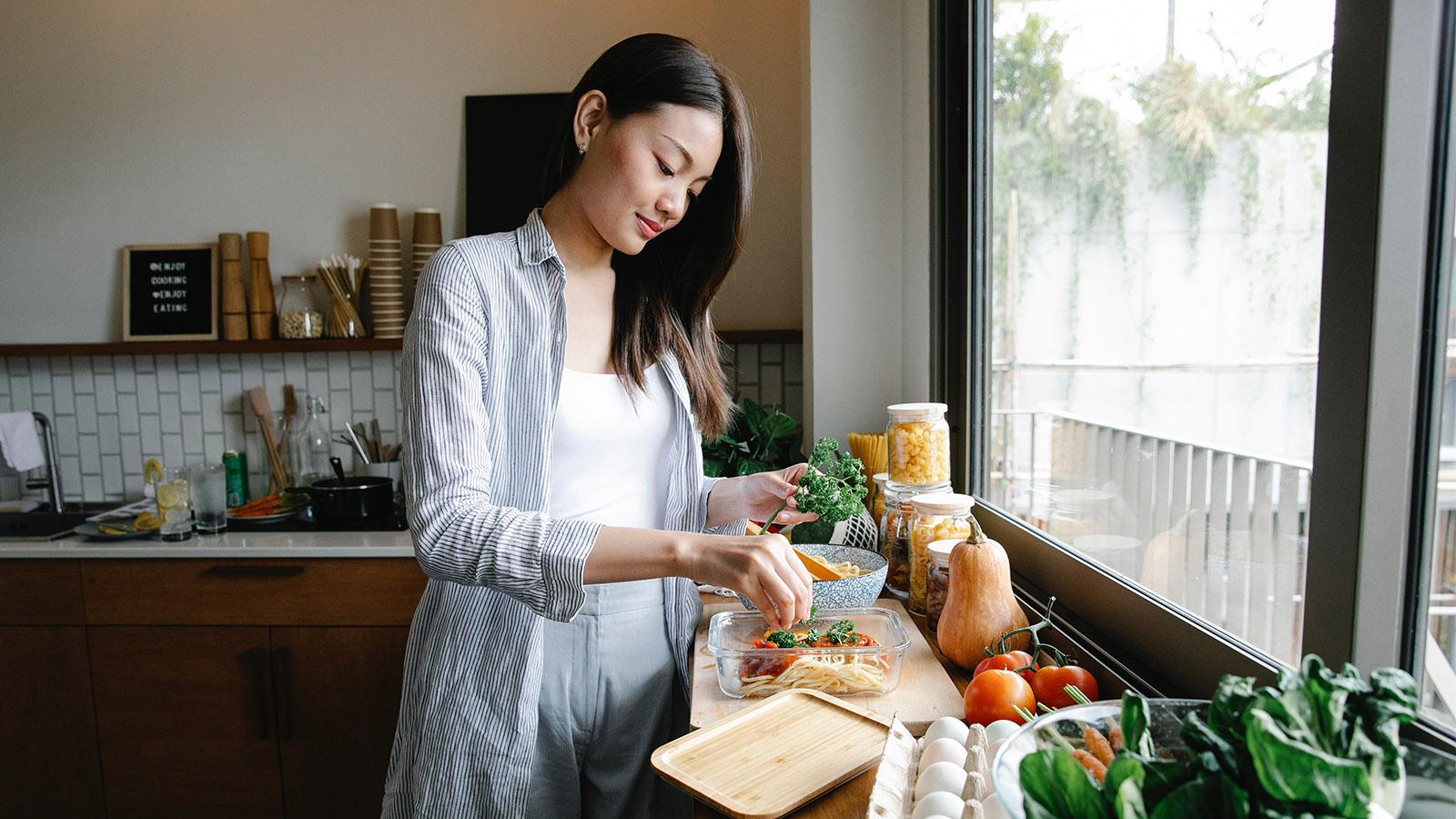 Vì sao ngày càng nhiều người bỏ đồ ăn đặt sẵn để quay về với căn bếp gia đình?