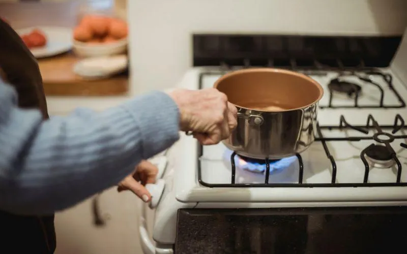 Thói quen nhiều người làm sau khi rửa nồi chảo: Tưởng tiện nhưng lại khiến bếp gas nhanh xuống cấp