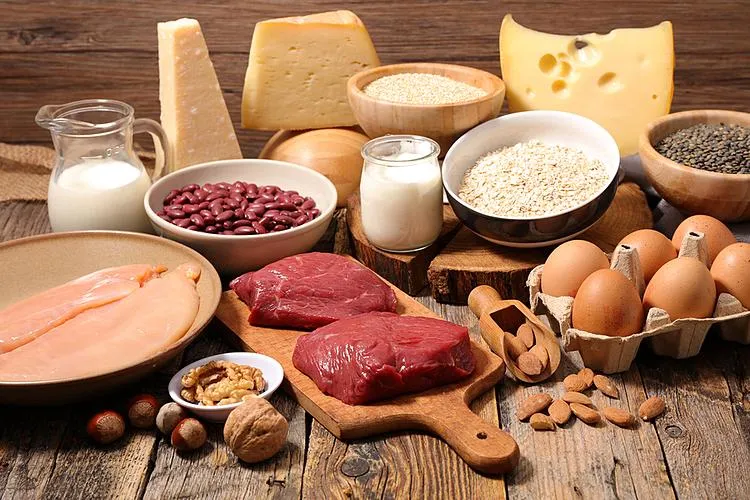 Mẹ sau sinh ăn gì để sữa dồi dào, con nhận đủ dưỡng chất? Đây là những nguyên tắc quan trọng