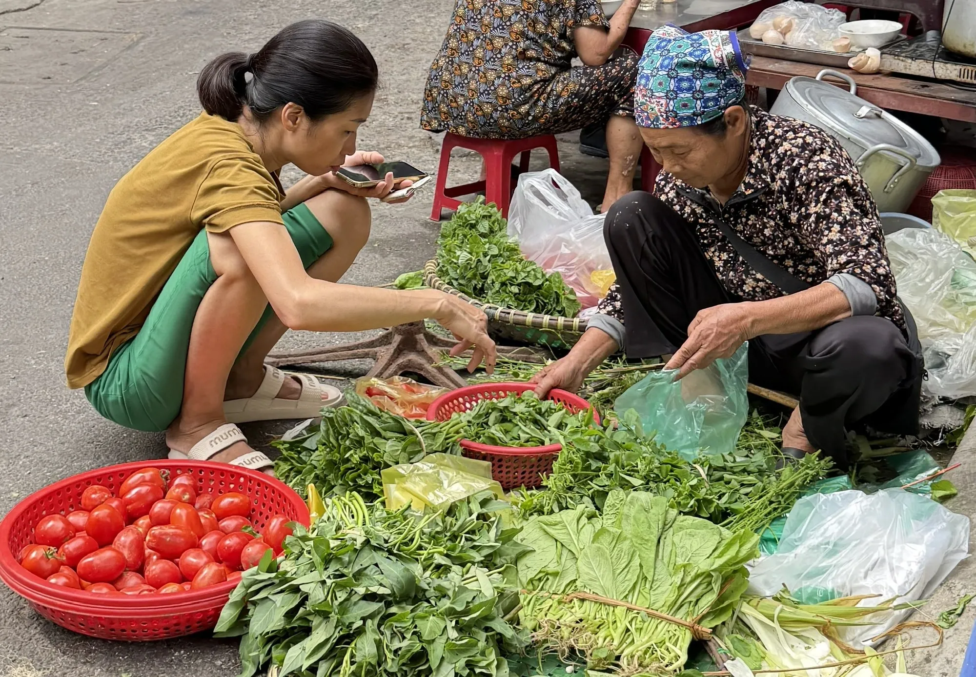 Mua rau chợ chỉ 1 - 2 ngày đã héo, rau siêu thị vẫn tươi xanh: Sự thật phía sau là gì?