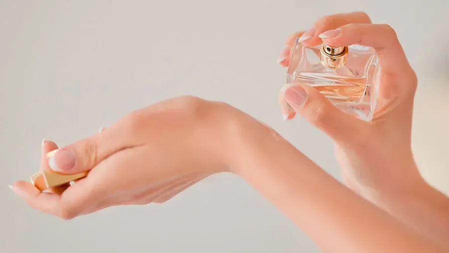 Muốn thơm cả ngày hè mà không bị nồng gắt? 5 bí quyết dùng nước hoa ít người biết