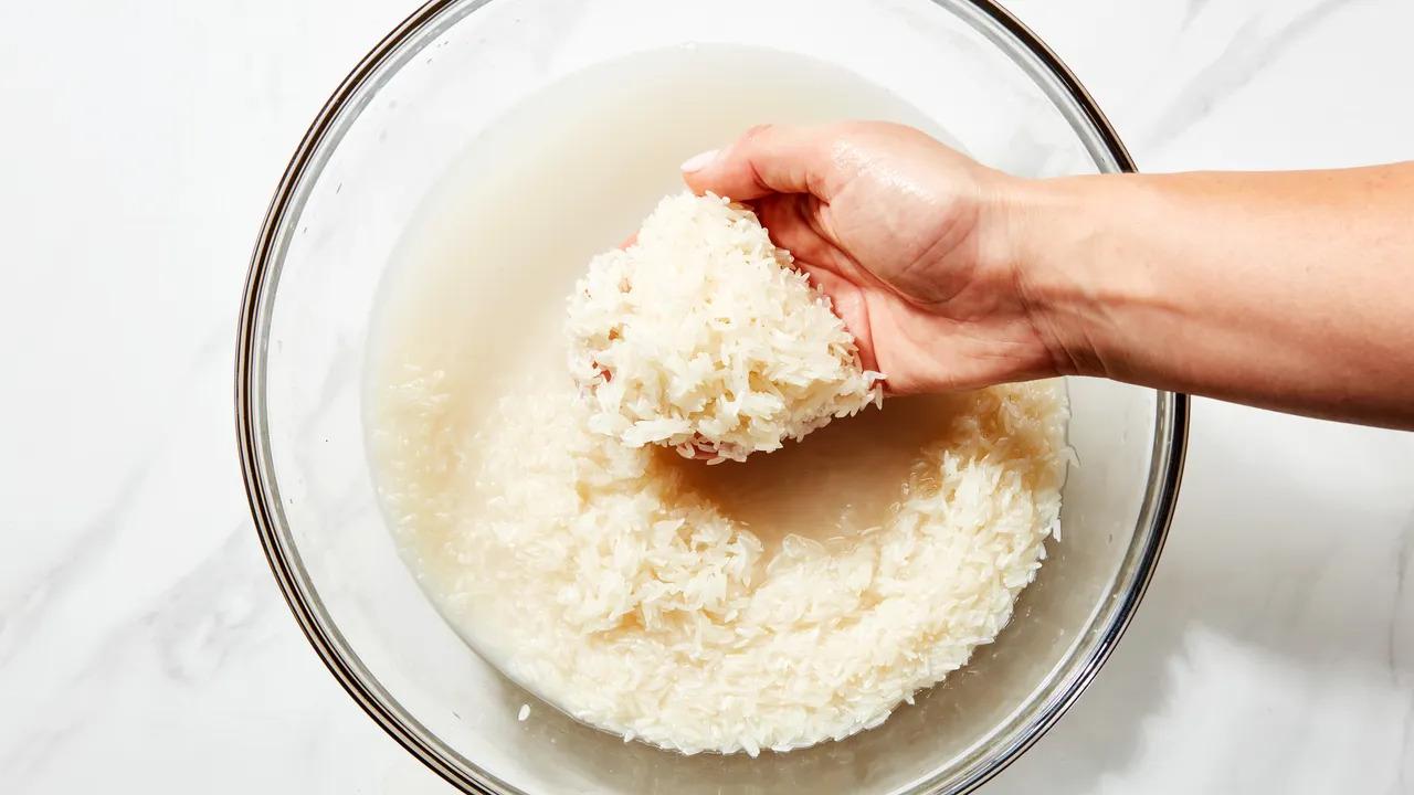 Sai lầm khi vo gạo nhiều người mắc phải khiến cơm kém ngon, tăng nguy cơ giữ lại tạp chất