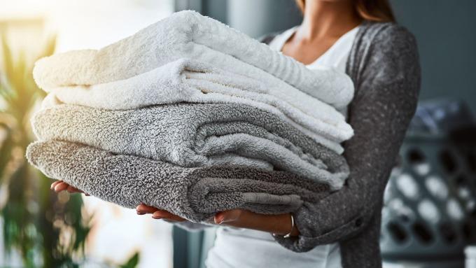 Khăn tắm vừa giặt xong vẫn bốc mùi khó chịu? 5 nguyên nhân quen thuộc nhiều gia đình đang bỏ qua