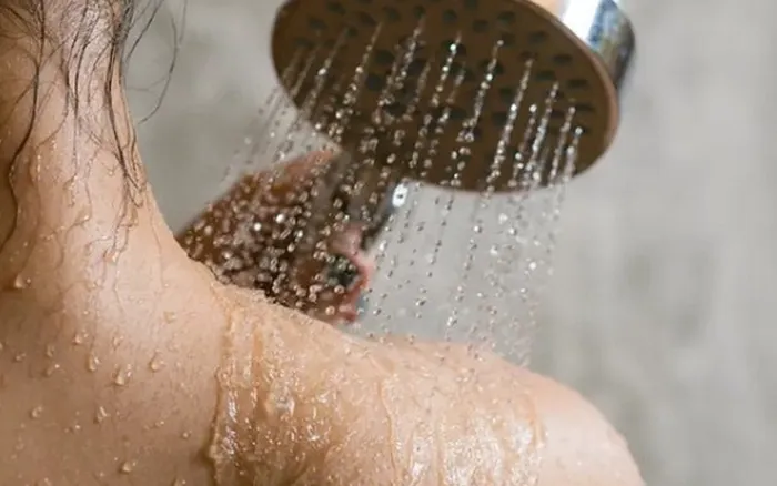 Tắm liên tục để giải nhiệt mùa hè: Tưởng tốt mà có thể gây hại nếu mắc những sai lầm này