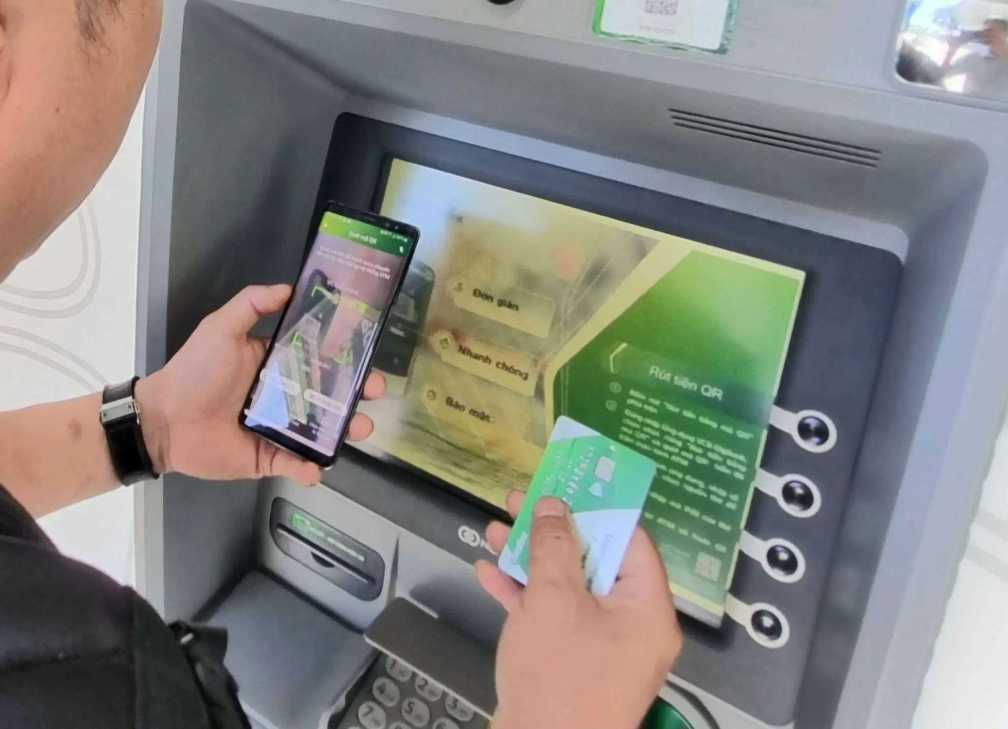SIM bị khóa từ hôm nay, giao dịch tài khoản ngân hàng có bị ảnh hưởng?
