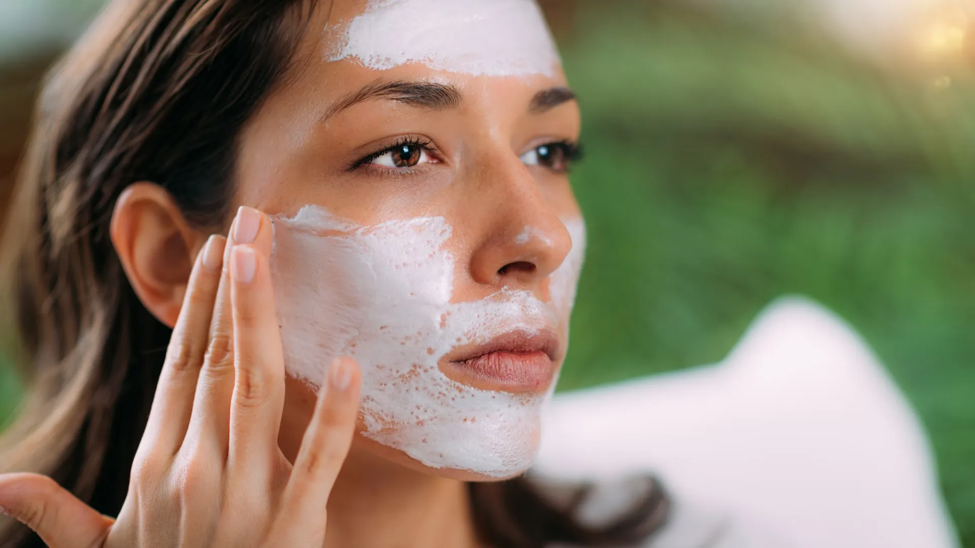 Da đỏ rát sau khi đi nắng: Dùng ngay 5 mẹo giúp làm dịu, phục hồi da nhanh chóng này