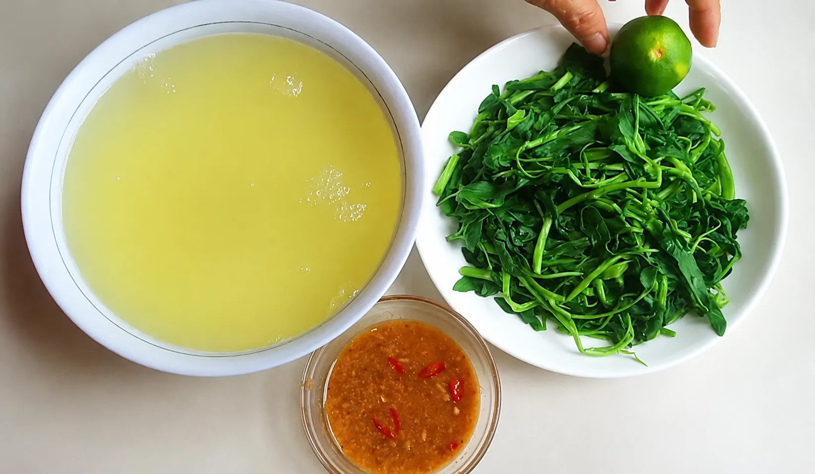 Lấy nước luộc rau làm canh: Tốt cho sức khỏe hay tiềm ẩn rủi ro?