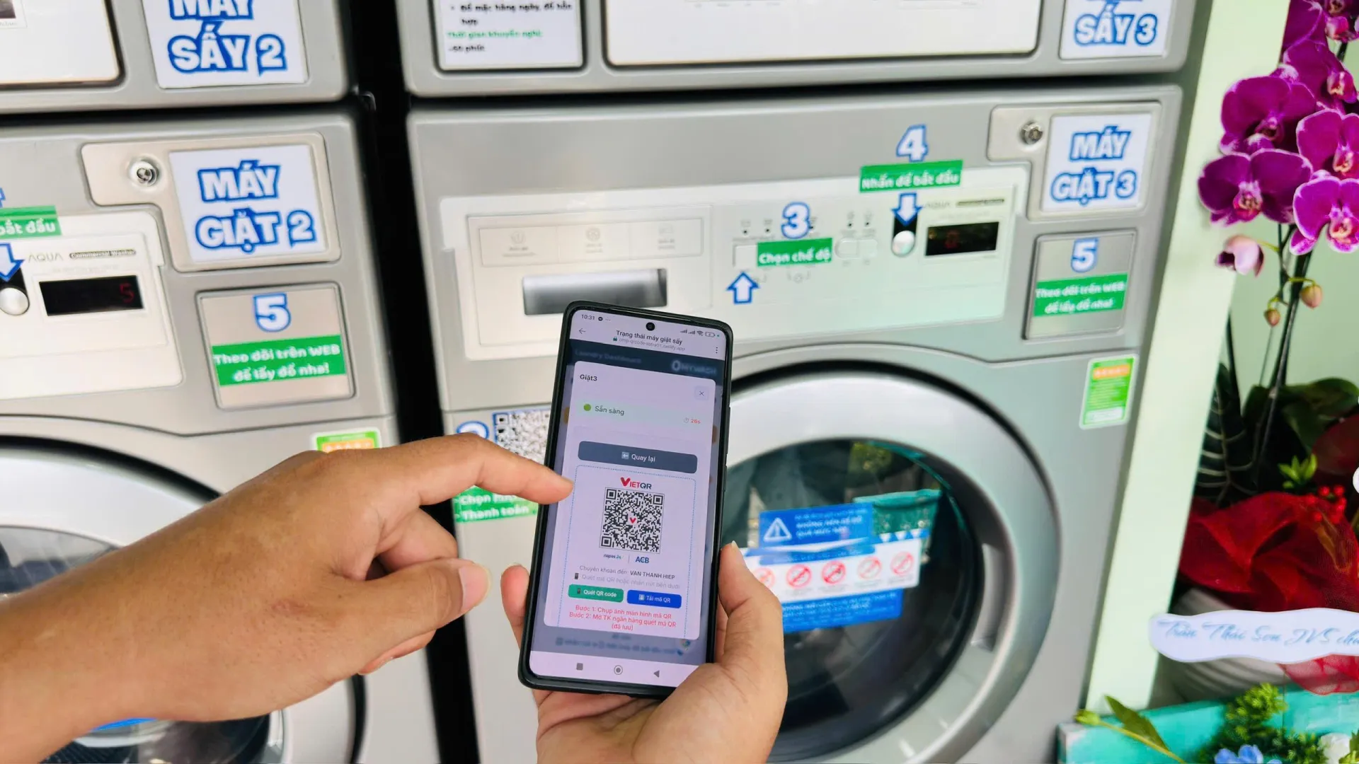 Người dùng trải nghiệm trạm giặt sấy tự phục vụ và không dùng tiền mặt