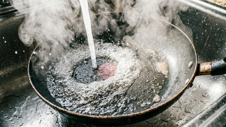 Chảo chống dính nhanh hỏng vì một thói quen sau khi nấu: Nhiều gia đình vẫn làm mỗi ngày mà không biết