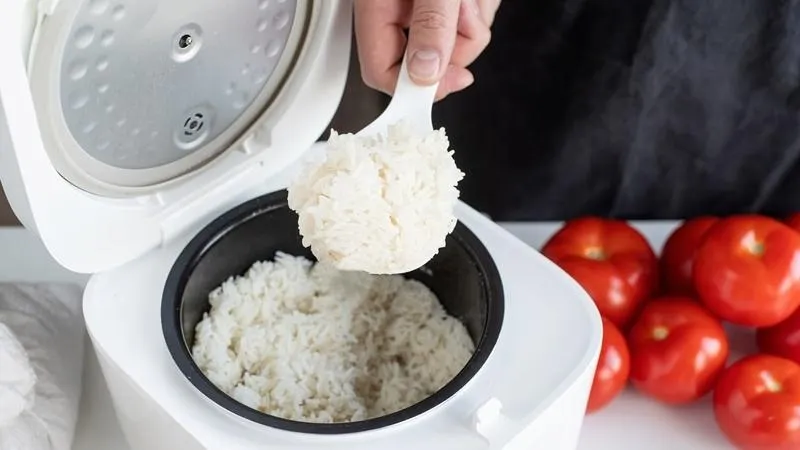 Cơm nhanh thiu vào mùa hè chưa chắc do thời tiết, thủ phạm có thể nằm ở 4 chỗ này trên nồi cơm điện