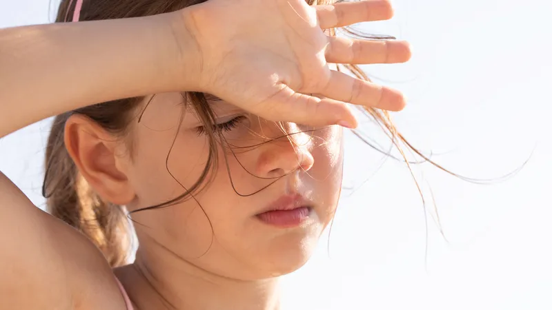 Nắng nóng cực đoan: 5 dấu hiệu ở trẻ nhỏ cần đưa đi cấp cứu ngay