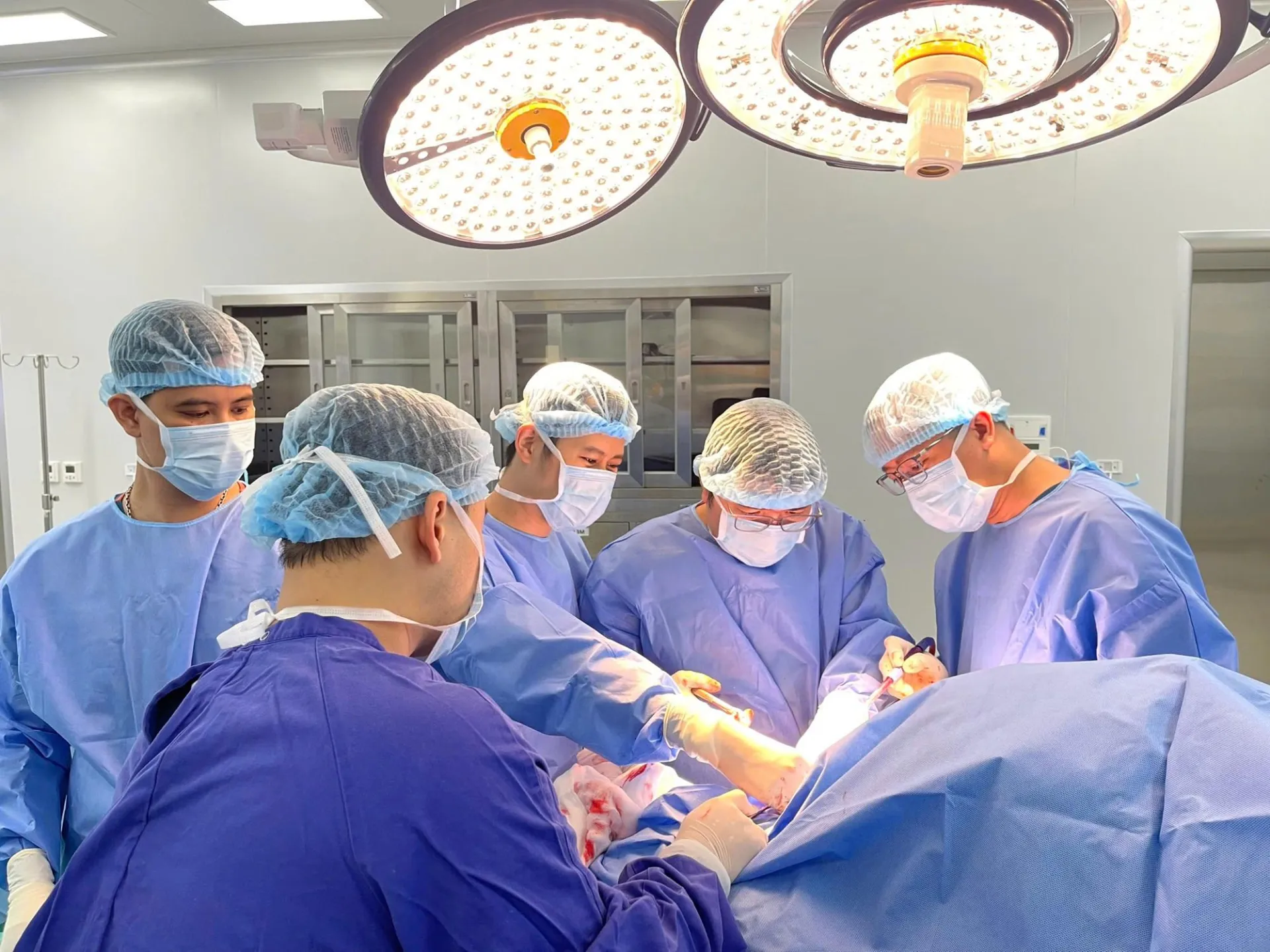 Vinmec Hải Phòng áp dụng thành công kỹ thuật thay khớp vai đảo ngược cho bệnh nhân người Anh