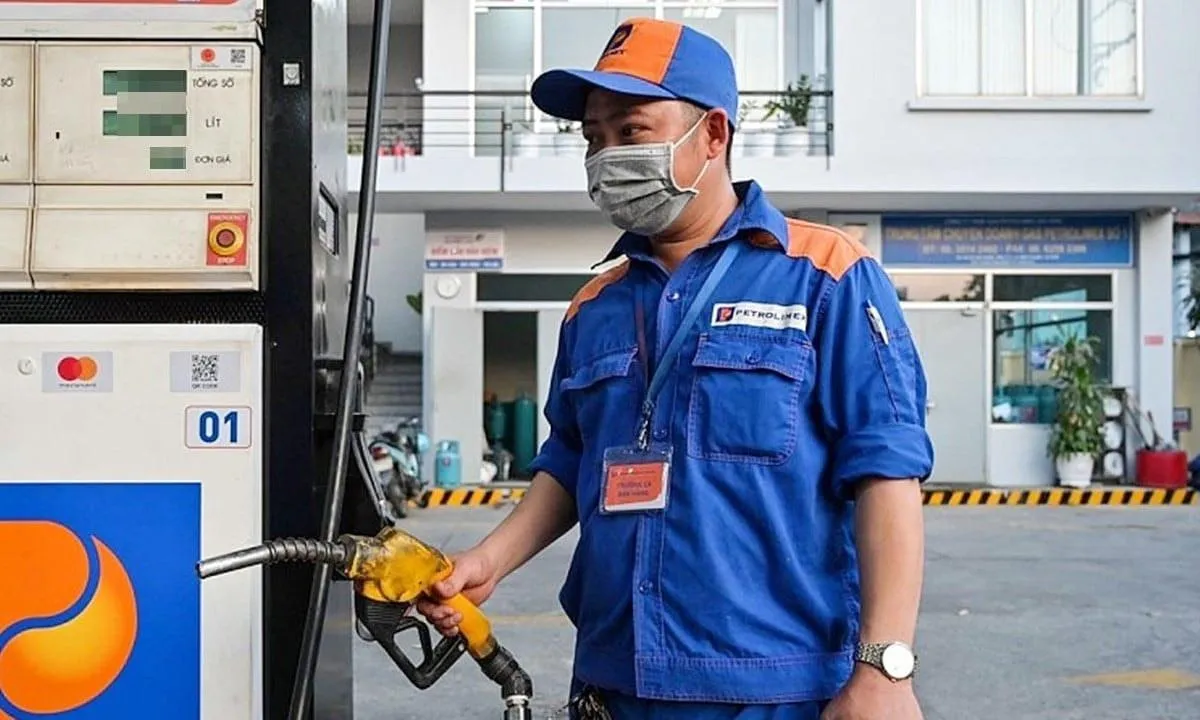 Giá xăng dầu tiếp tục giảm, có loại giảm hơn 1.600 đồng/lít