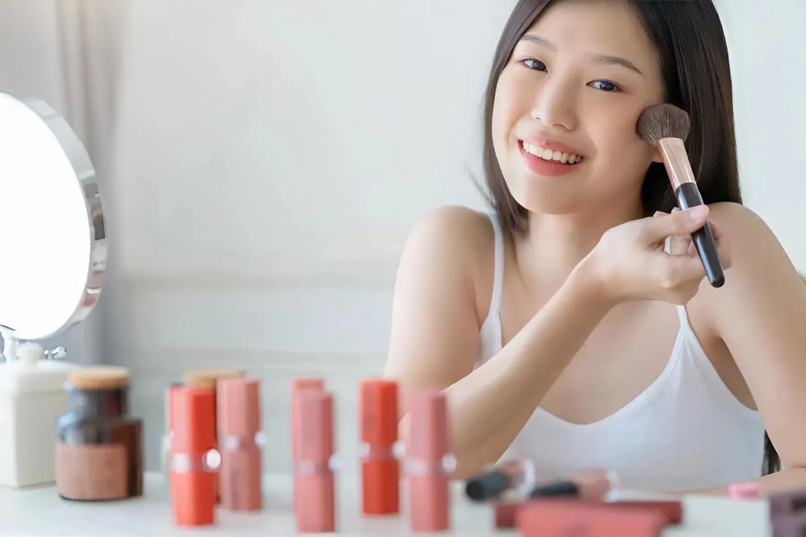Bí quyết giúp lớp trang điểm mùa hè lâu trôi, bền đẹp cả ngày