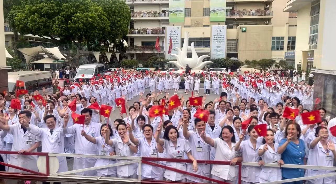 'Đoàn tàu Bạch Mai' chính thức lăn bánh, mở hành trình đưa y tế chất lượng cao đến gần người dân