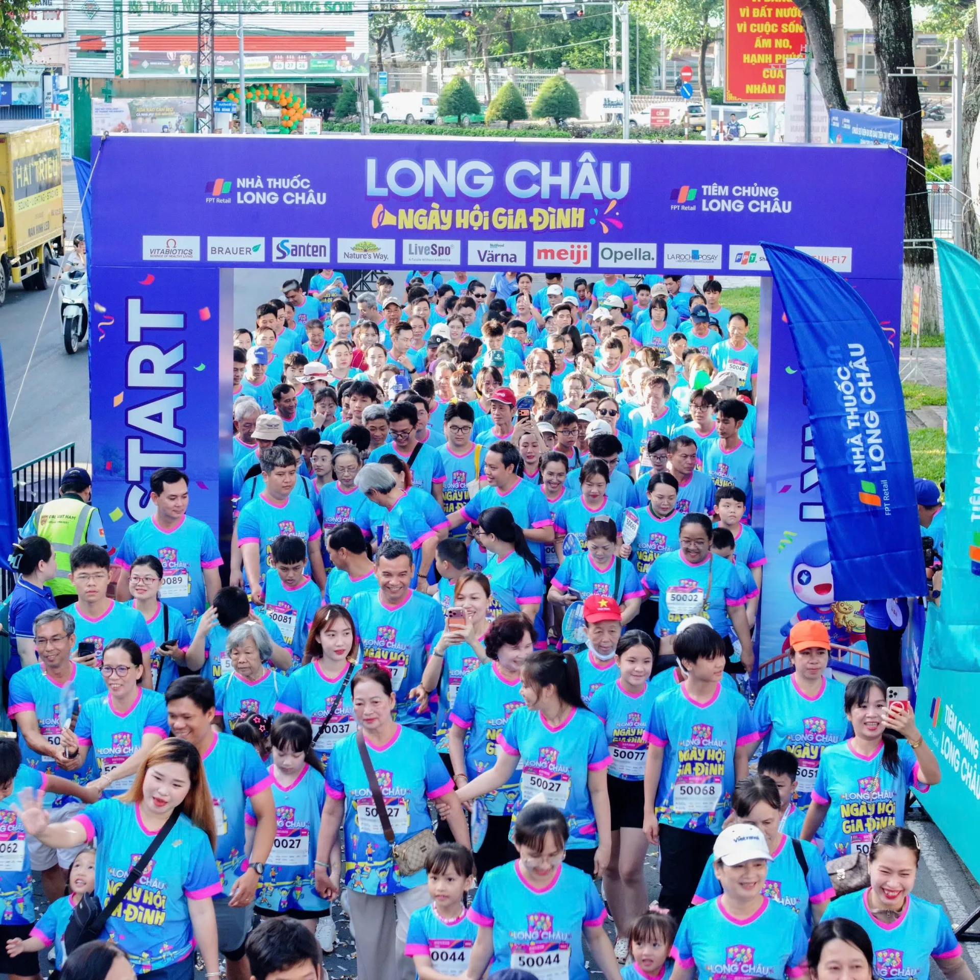 Hơn 2.000 thành viên từ các gia đình ba thế hệ cùng nghệ sĩ Trường Giang, Lương Thế Thành, Lê Phương khuấy động 'Ngày hội gia đình' Long Châu