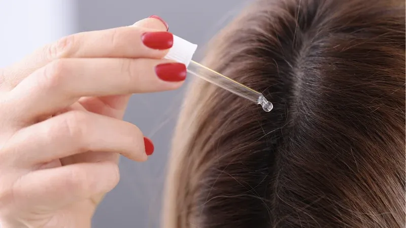 6 thói quen nhiều người mắc mỗi ngày khiến da đầu yếu dần, tóc dễ gãy rụng mà không hay biết