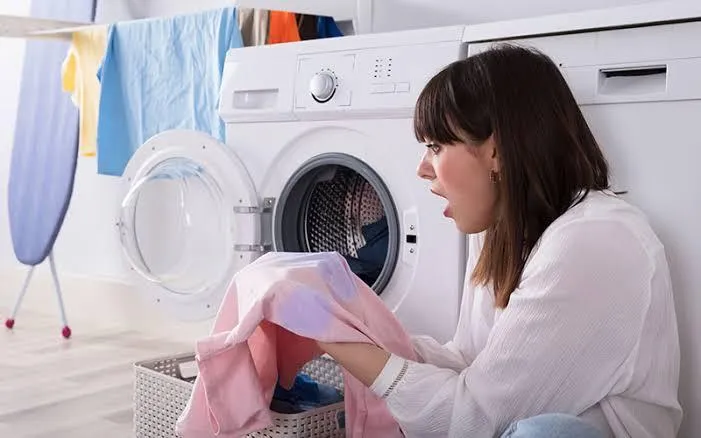 7 sai lầm khi giặt quần áo mùa hè khiến đồ nhanh phai màu, ám mùi và xuống cấp