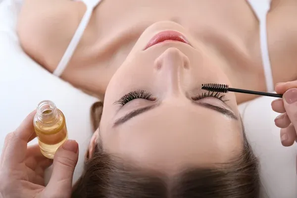 5 cách chăm sóc giúp lông mi chắc khỏe, hạn chế gãy rụng mà không cần nối hay uốn