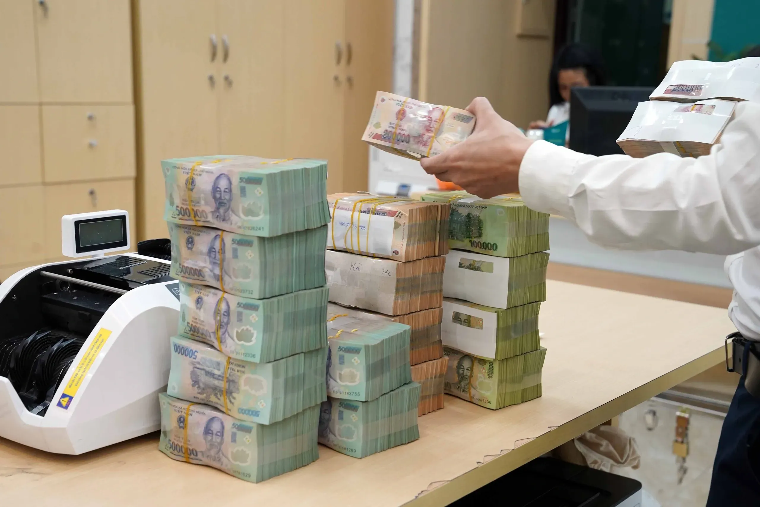 Gửi tiết kiệm đừng chỉ nhìn vào lãi suất: Chuyên gia cảnh báo điều quan trọng hơn