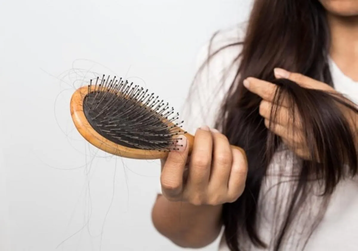 Tóc rụng nhiều vào mùa hè: Thủ phạm có thể do 5 thói quen bạn đang lặp lại mỗi ngày