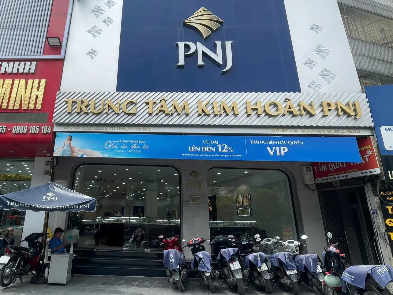 Giữa bê bối kiểm định và buôn lậu kim cương, hệ thống cửa hàng PNJ ở Hà Nội thưa thớt người giao dịch