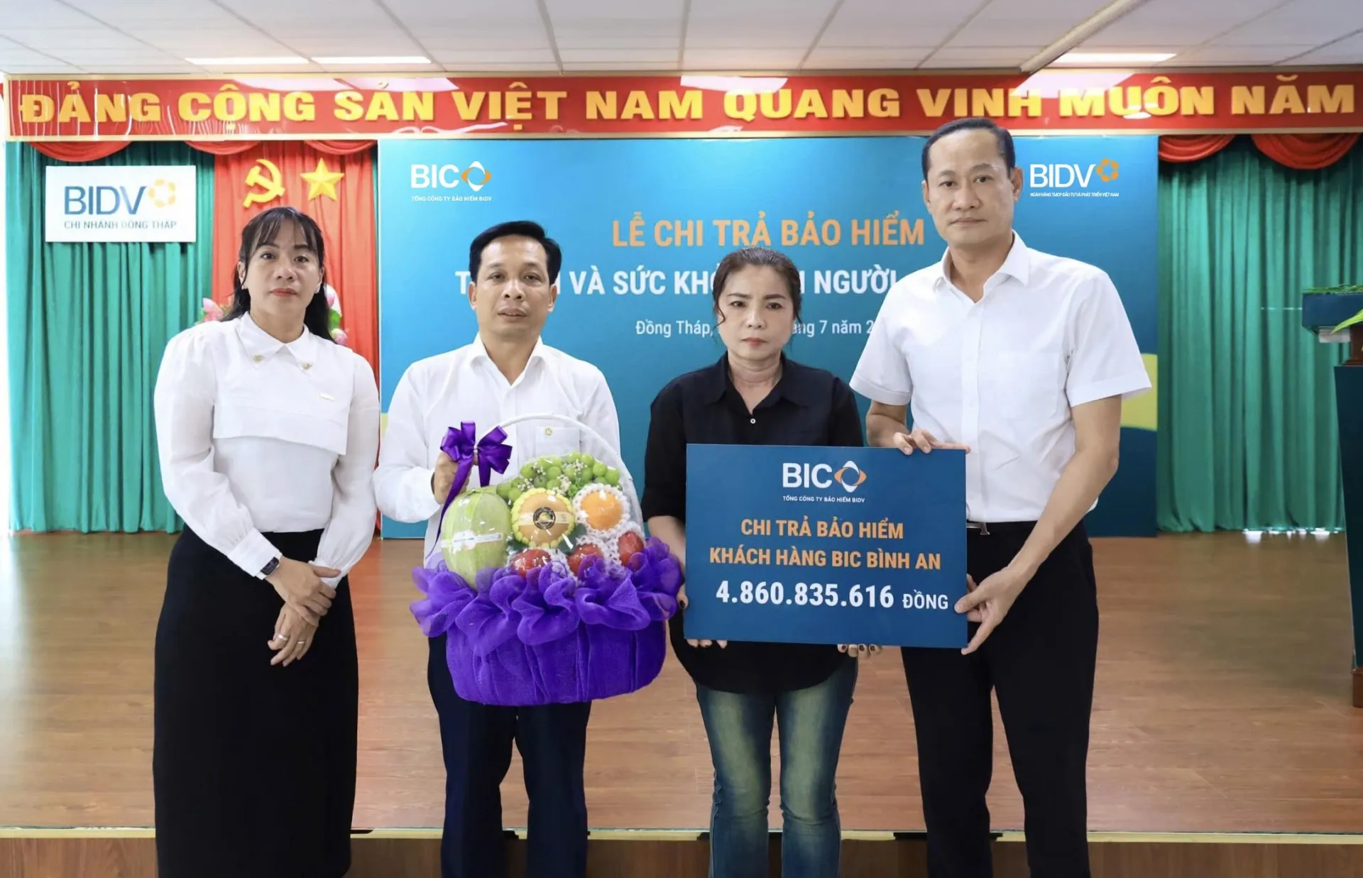 BIC chi trả hơn 4,8 tỷ đồng quyền lợi bảo hiểm BIC Bình An
cho khách hàng BIDV Đồng Tháp