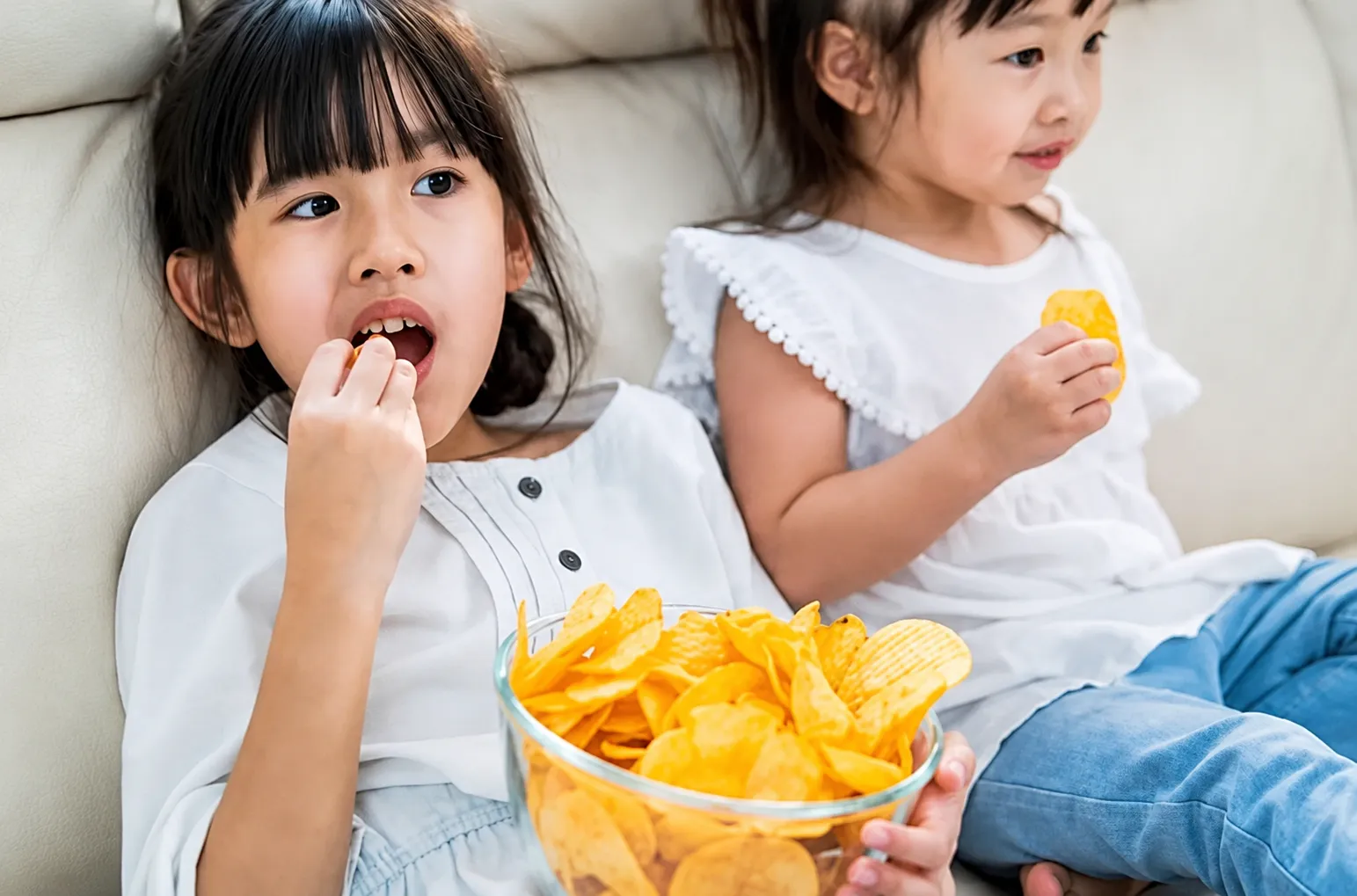 Ung thư ngày càng trẻ hóa: 4 nhóm thực phẩm cha mẹ cần kiểm soát để bảo vệ sức khỏe của trẻ