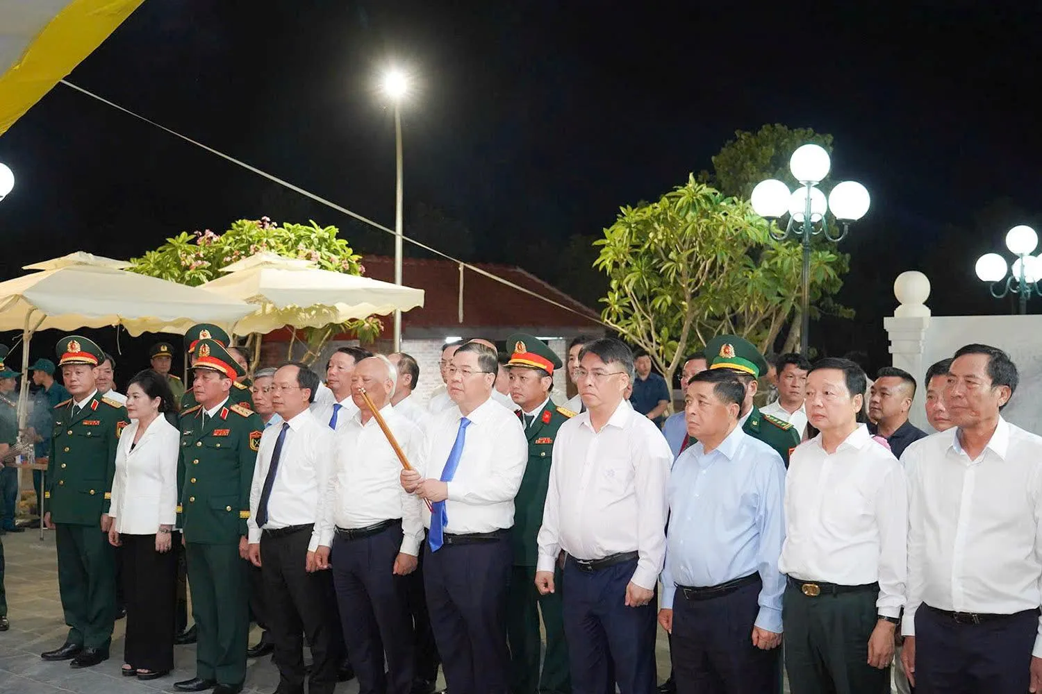 Phó Thủ tướng Thường trực Chính phủ Phạm Gia Túc và các đồng chí lãnh đạo Đảng, Nhà nước dâng hương tri ân các anh hùng liệt sĩ tại Khu di tích Bãi Dừa trước giờ diễn ra lễ tri ân.