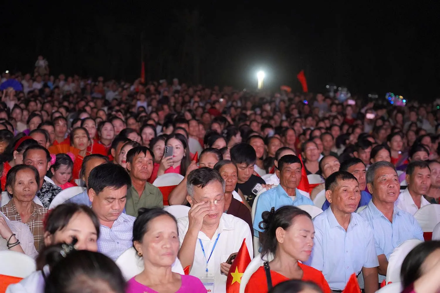 Đông đảo cựu chiến binh, thân nhân liệt sĩ và nhân dân địa phương tham dự lễ tri ân, cùng ôn lại những chiến công oanh liệt của Đại đội Pháo binh 45 trên trận địa Bãi Dừa.
