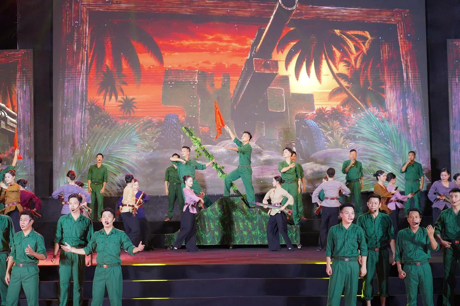 Hoạt cảnh "Lửa thép Bãi Dừa" tái hiện trận chiến ngày 12/7/1968, khi các cán bộ, chiến sĩ Đại đội Pháo binh 45 kiên cường bám trận địa, chiến đấu dưới mưa bom, bão đạn của không quân Mỹ để bảo vệ vùng biển quê hương.