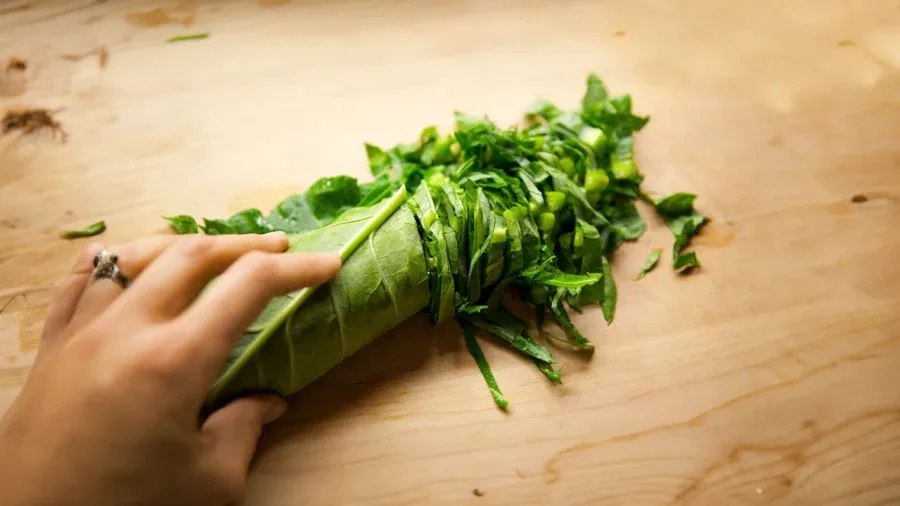 Nên rửa rau trước hay cắt trước? Làm sai thứ tự có thể khiến rau mất chất và dễ nhiễm khuẩn