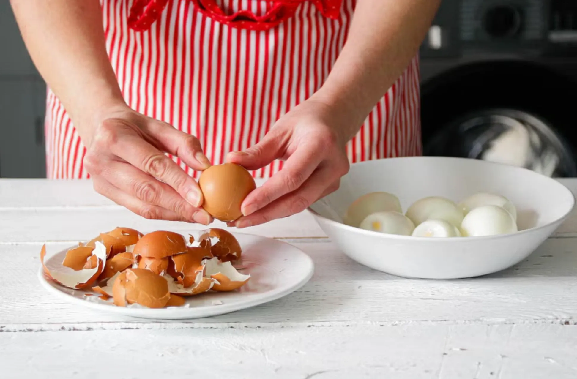 Luộc trứng thế nào để không dính vỏ: Làm ngay 5 mẹo đơn giản này, bóc một lần là róc sạch