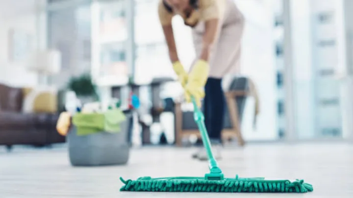 Mưa ẩm kéo dài, áp dụng 6 mẹo lau nhà này để sàn khô nhanh, không còn nhớp nháp