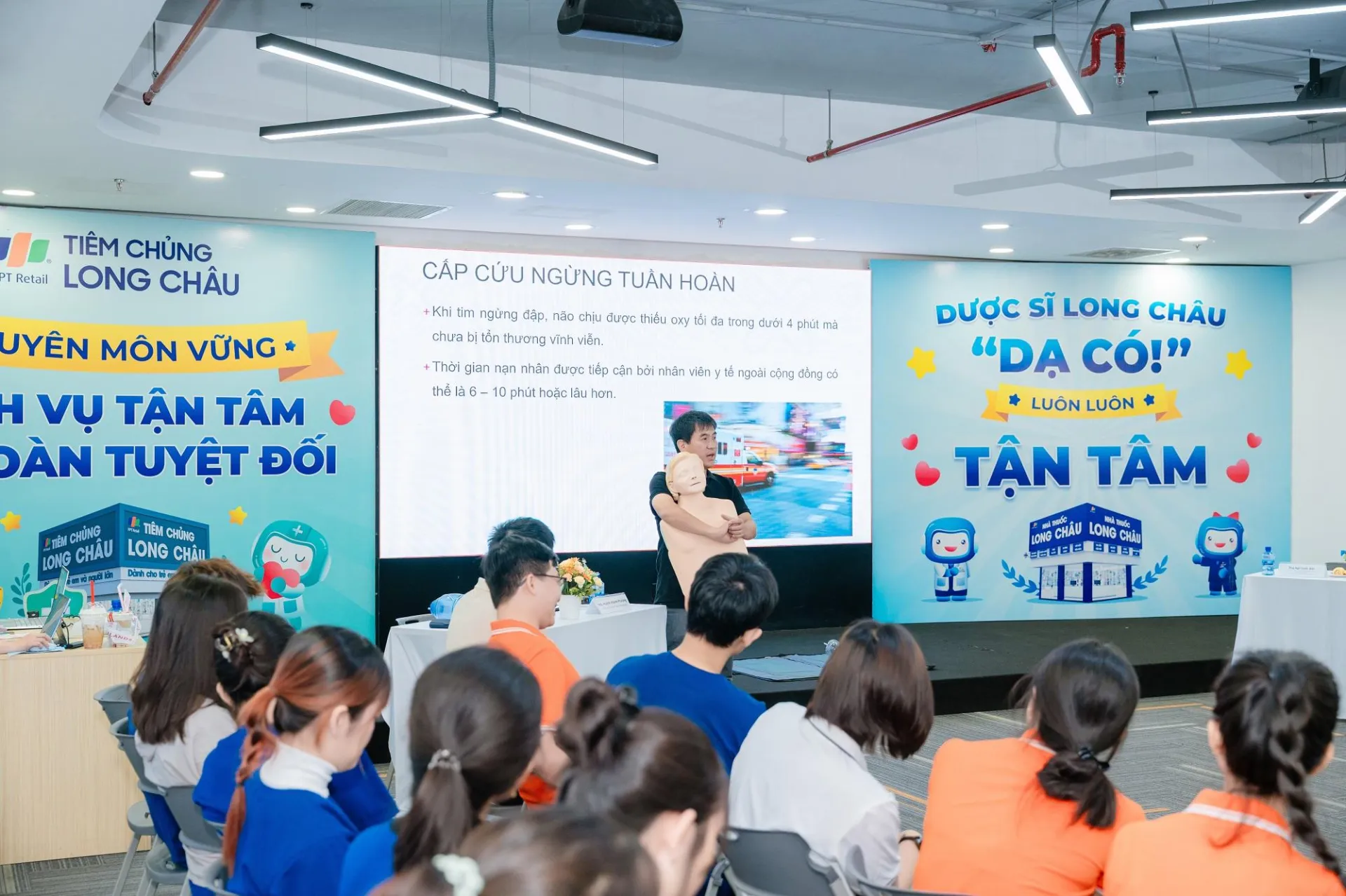 Bác sĩ đầu ngành của Bệnh viện Bạch Mai đào tạo hàng ngàn dược sĩ Long Châu kỹ năng sơ cấp cứu cho người dân trong tình huống khẩn cấp