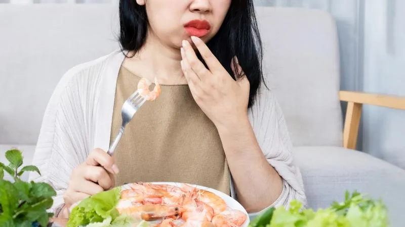 Dị ứng với ngộ độc hải sản không giống nhau: Nhận biết ở dấu hiệu này, đừng để phải trả giá đắt vì xử trí sai