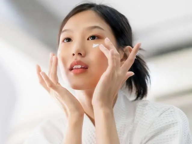 4 thói quen chăm sóc da khiến nếp nhăn đến sớm, nhiều người vẫn làm mỗi ngày