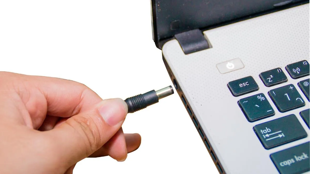 Cắm sạc laptop cả ngày có làm pin nhanh chai? Nhiều người vẫn đang hiểu sai điều này