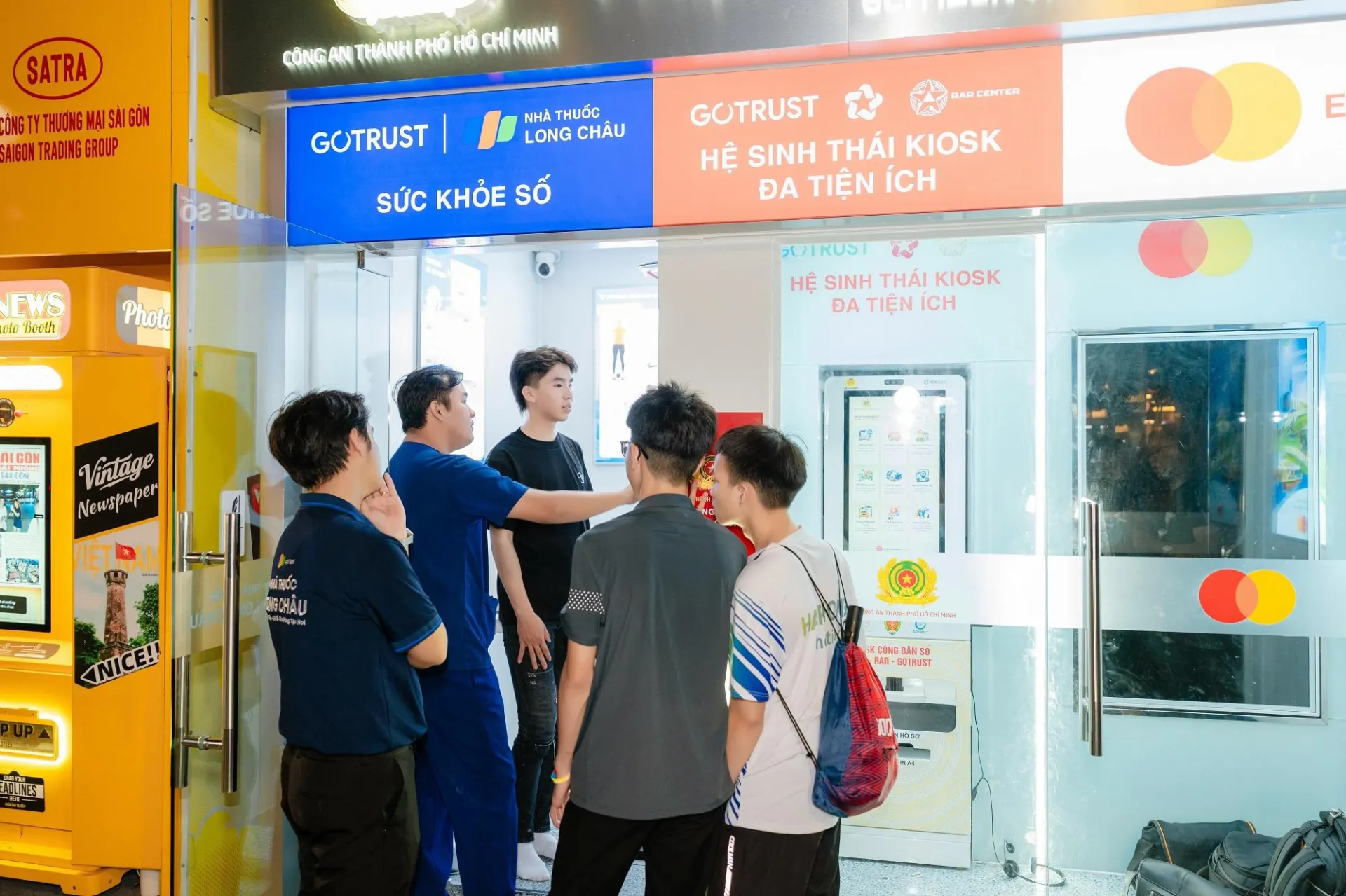 Thêm một điểm hỗ trợ chăm sóc sức khỏe cho người dân và du khách tại TP. Hồ Chí Minh:  Trạm Công dân số lần đầu tiên có mặt ở phố đi bộ Nguyễn Huệ