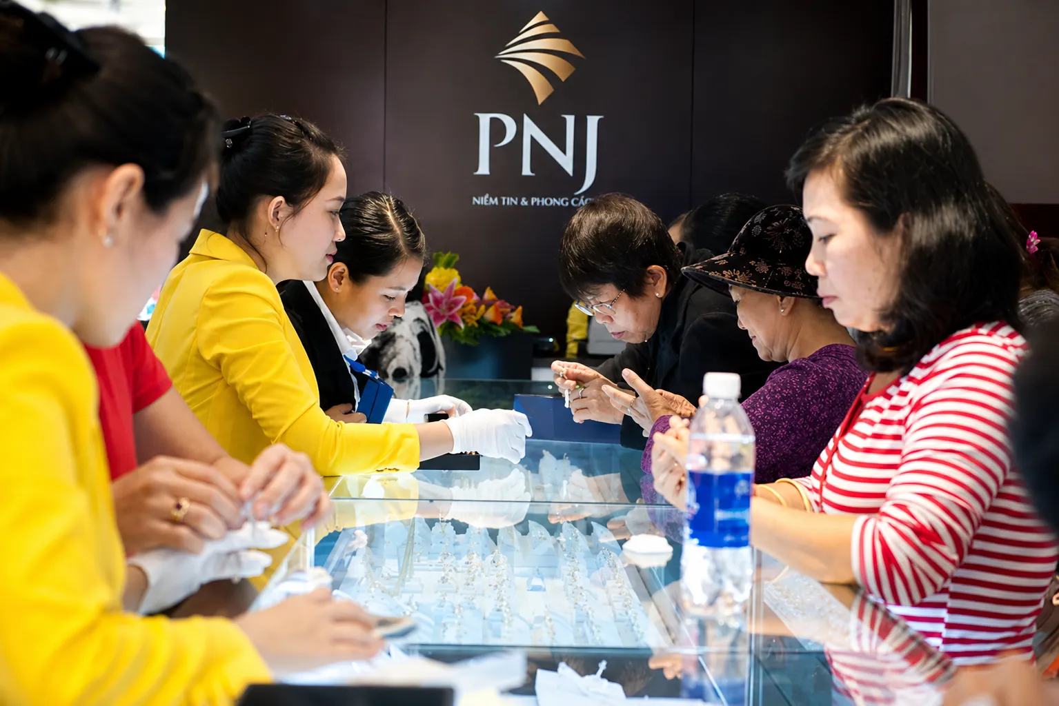 PNJ sau loạt lùm xùm: Cổ phiếu lao dốc, người tiêu dùng băn khoăn có nên bán vàng, kim cương đã mua?