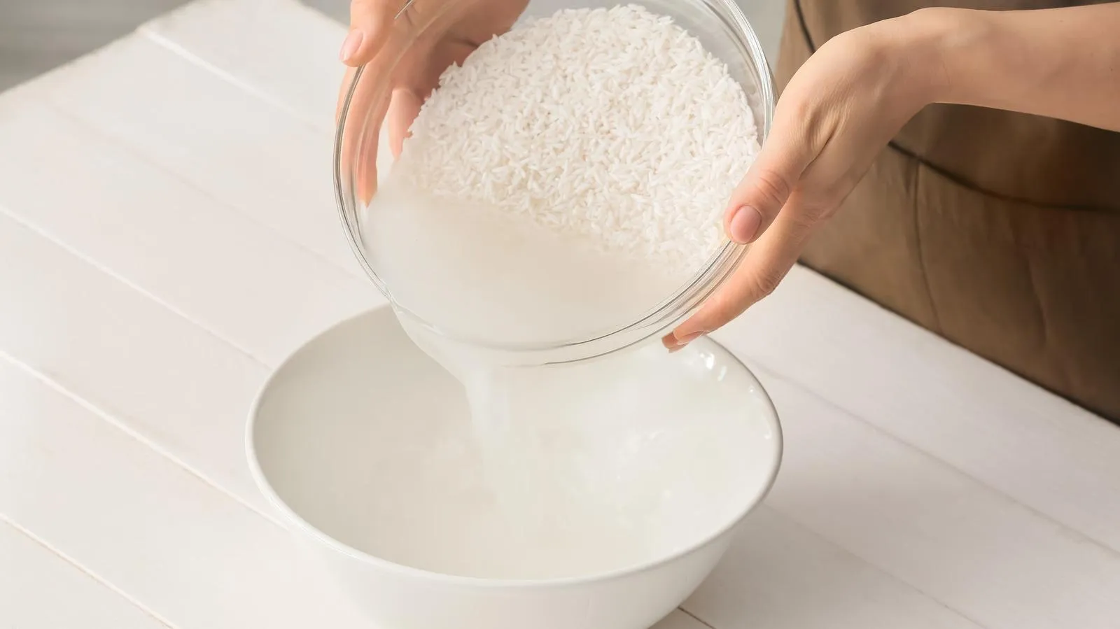 Đừng vội đổ nước vo gạo: 5 cách tận dụng này giúp tiết kiệm tiền, nhà cửa sạch hơn